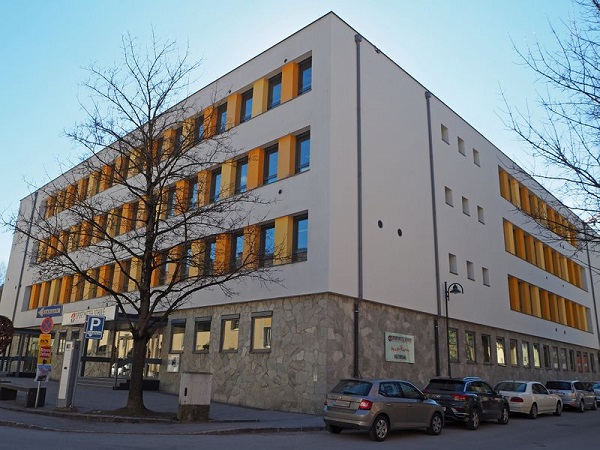 800px-Bischofshofen_Neue_Mittelschule_02_bearbeitet